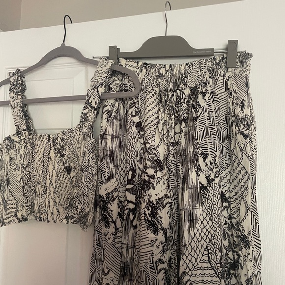 Black and White Patterned Two-Piece Outfit - Picture 2 of 5